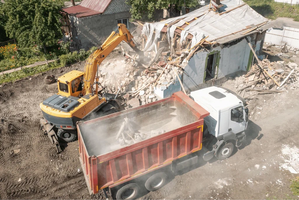 Вывоз мусора после сноса зданий с выездом в Нижнем Новгороде в октябре
