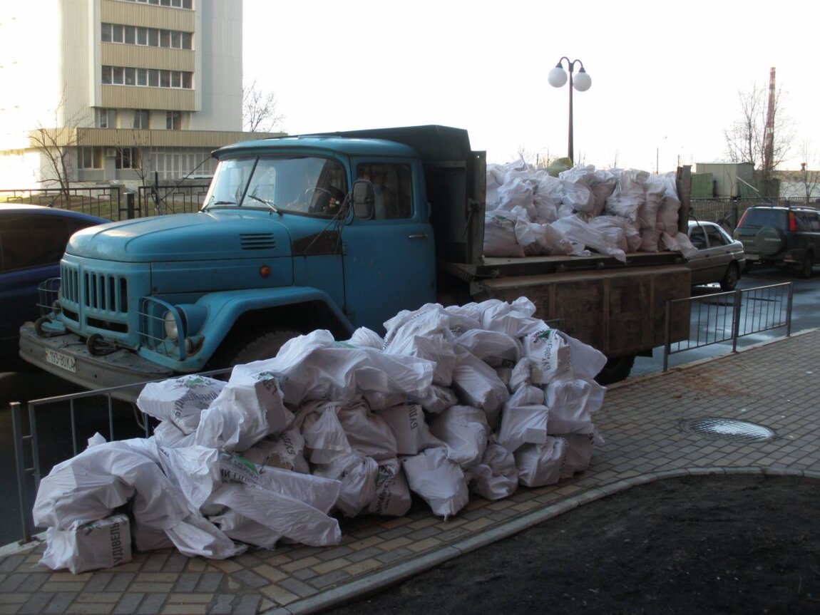 Вывоз мусора ЗИЛом в Нижнем Новгороде от ПроМусор: аренда самосвала ЗИЛ от 2345 руб