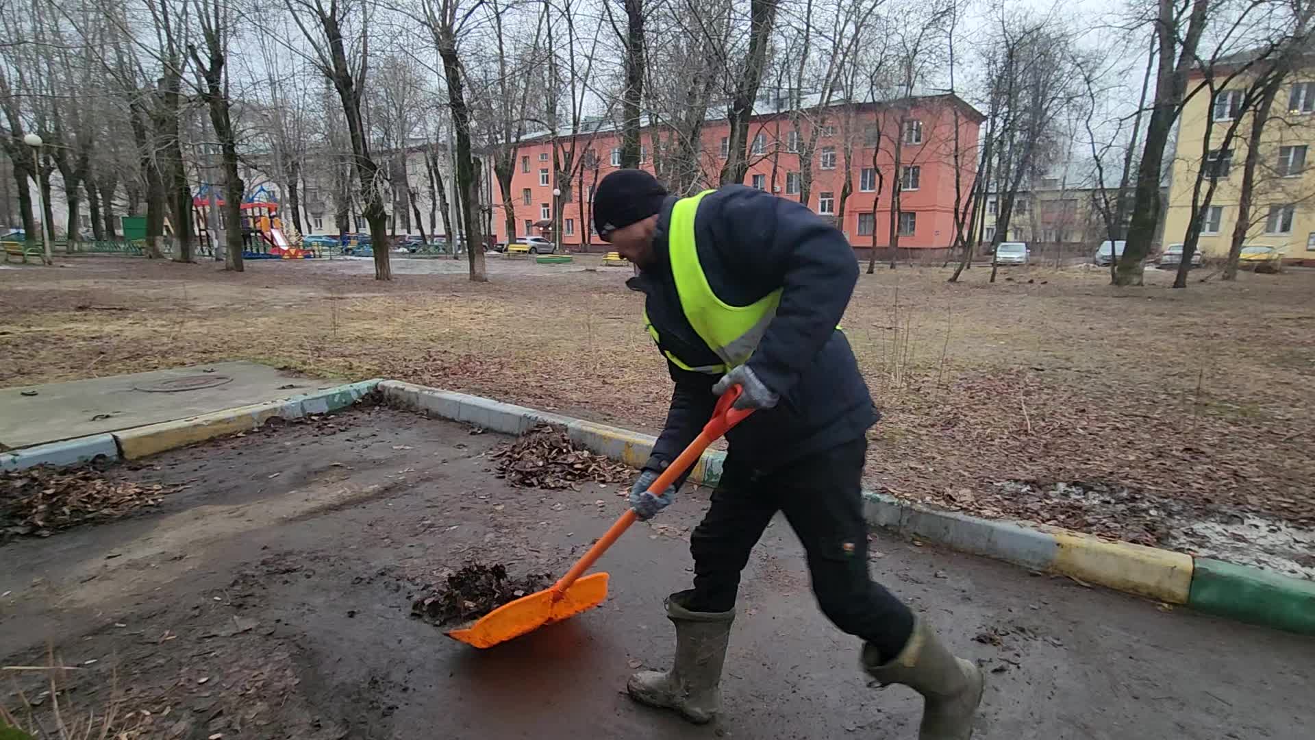 Уборка территорий в Нижнем Новгороде в октябре