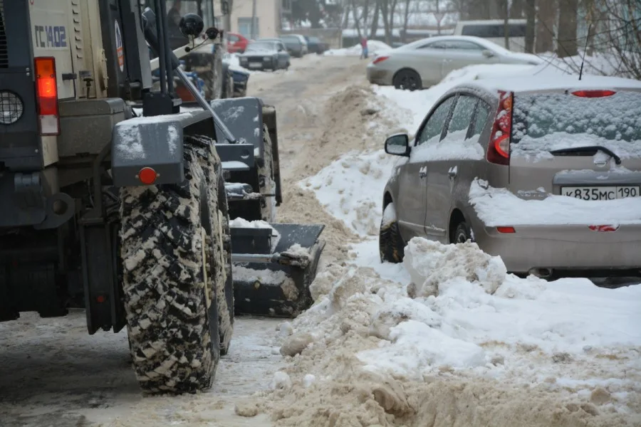Уборка снега на парковках в Нижнем Новгороде в октябре